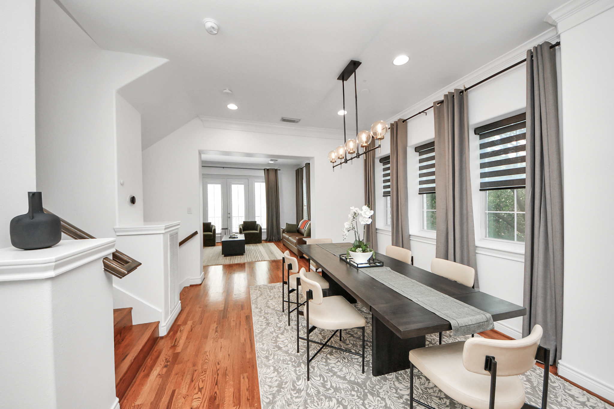 Move seamlessly into comfort and convenience — a furnished Houston Heights home offering an effortless lifestyle.