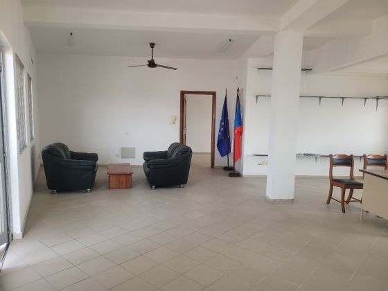 Bureau avec vue sur la corniche et le lac