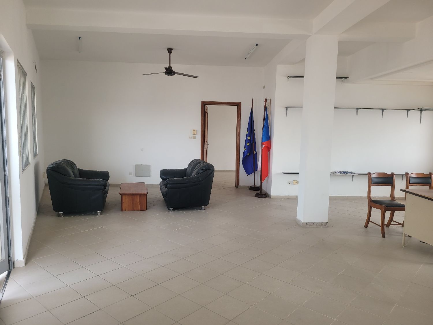 Bureau avec vue sur la corniche et le lac