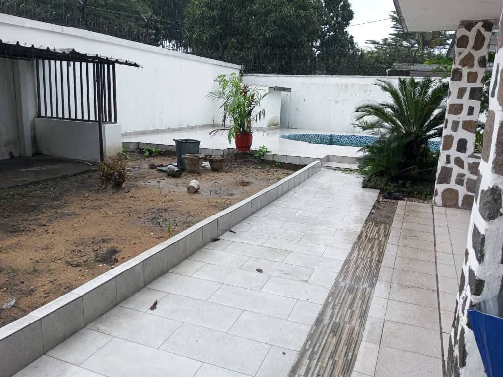 Spaziosa e bella villa in affitto a Bonapriso, Douala 