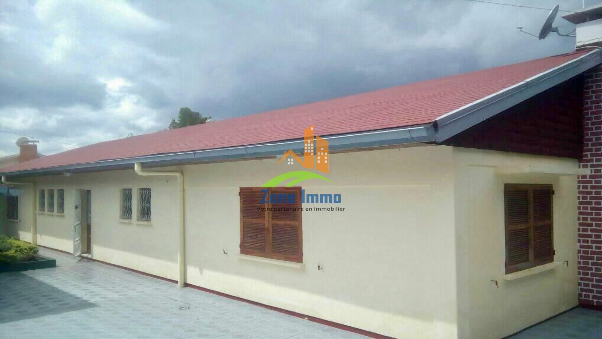 Zone Immo-25-0260, single-story F5 villa on 1,000m² of land in the Soavina subdivision.