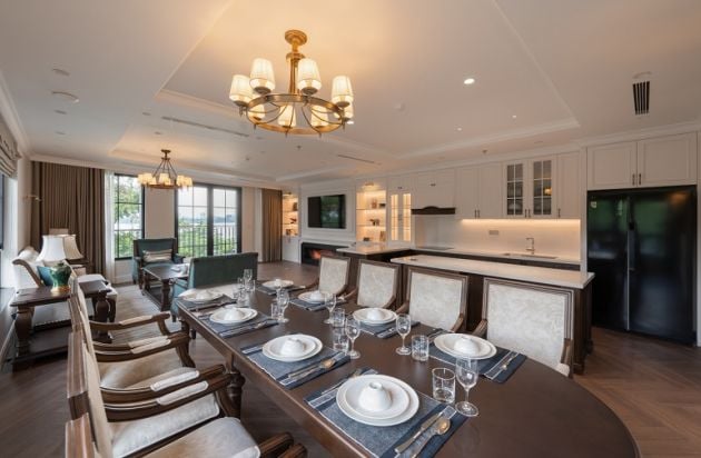 Luxury, modern 4 – bedroom apartment with balcony and lake view in ...