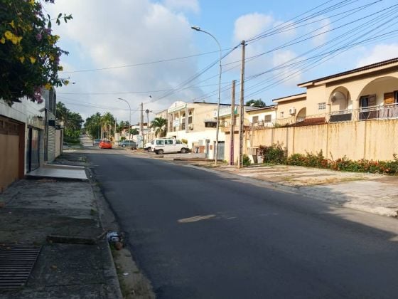 A louer, une vue de la façade de la villa duplex de 16 ...