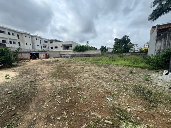 Vendita di un terreno di 1096 m2 a Cocody Riviera 4 M'badon, vicino ...