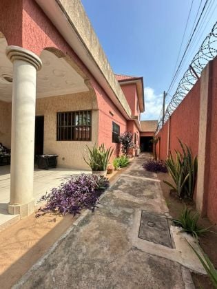 À VENDRE : villa propre et prête à habiter à ...