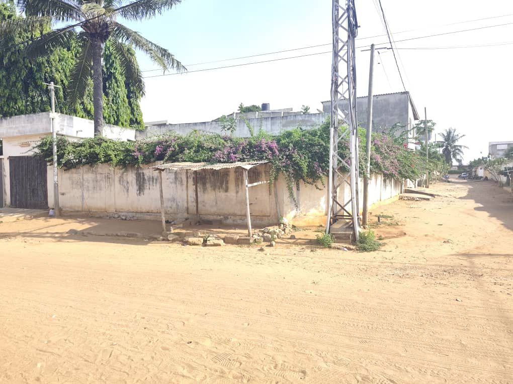 À VENDRE: Villa sur 400m²carré en angle rue à 100m du goudron à TOKOIN HÔPITAL.