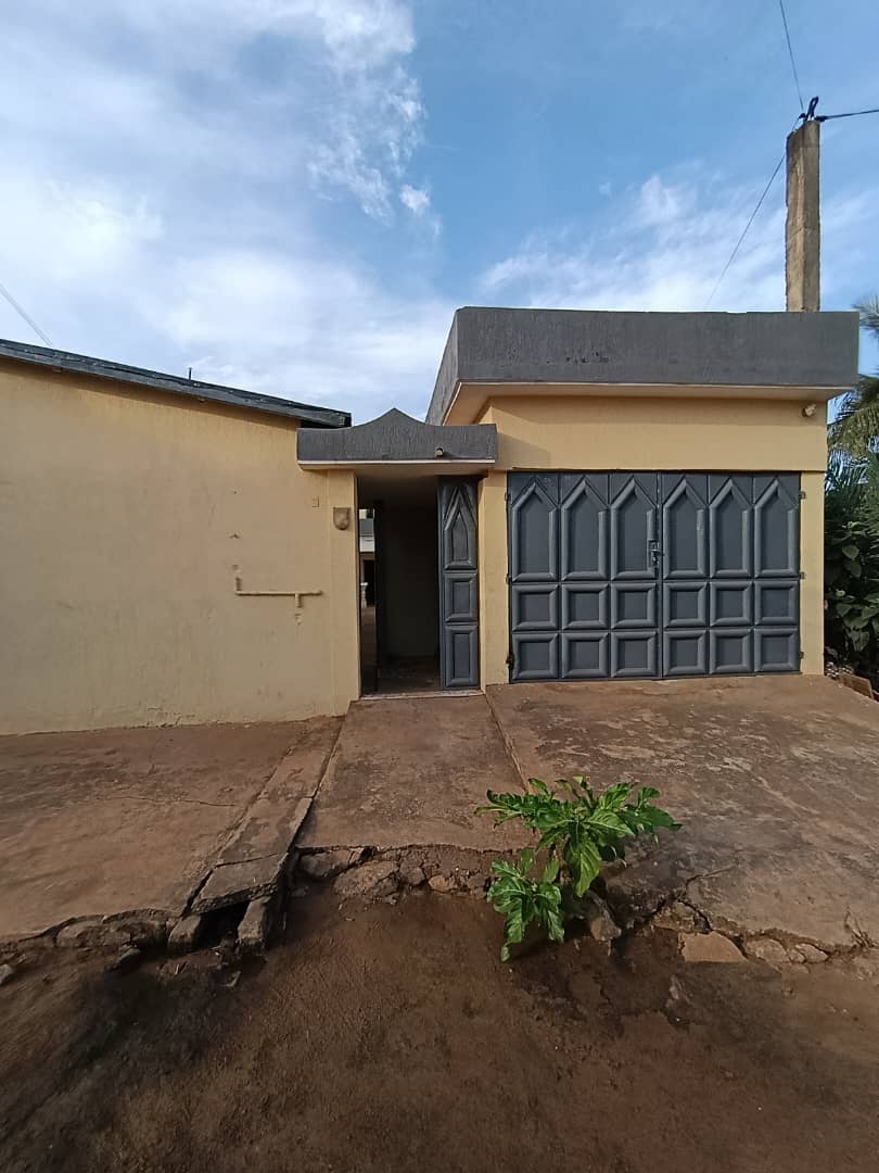 À VENDRE À LOMÉ QT AVEDI ENTREPRISE DE L'UNE : Villa dallée et spacieuse, 3 chambres salon staffé DÉPENDANCE