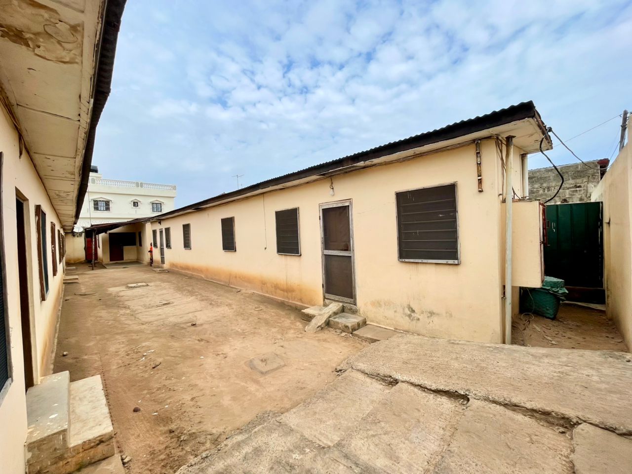 FOR SALE: Land with buildings in the heart of Lomé city centre, Novissi district.
