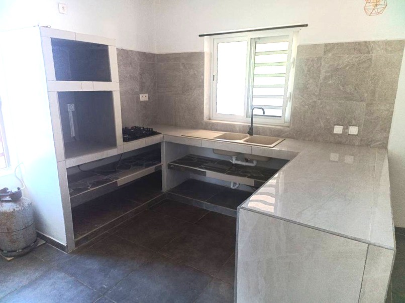 Moorea. Loue maison cubique récente à Maatea. 2 chambres. Coté mer au calme. Libre de suite. Jardin clos