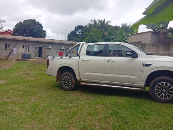 Maison meublée et voiture à vendre