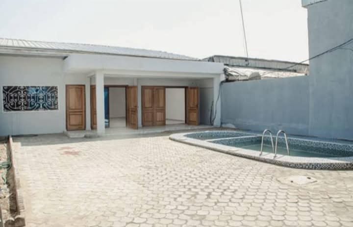 Bellissima villa con piscina in affitto a Bonapriso 