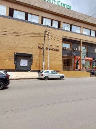 Negozi che offrono vari servizi a Riviera 2 