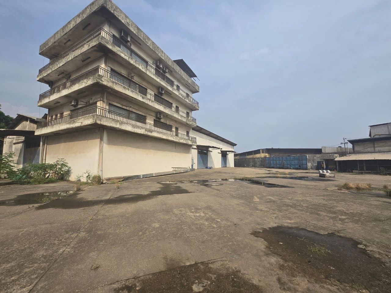 Vridi zone portuaire vente entrepôt sur 7000m2