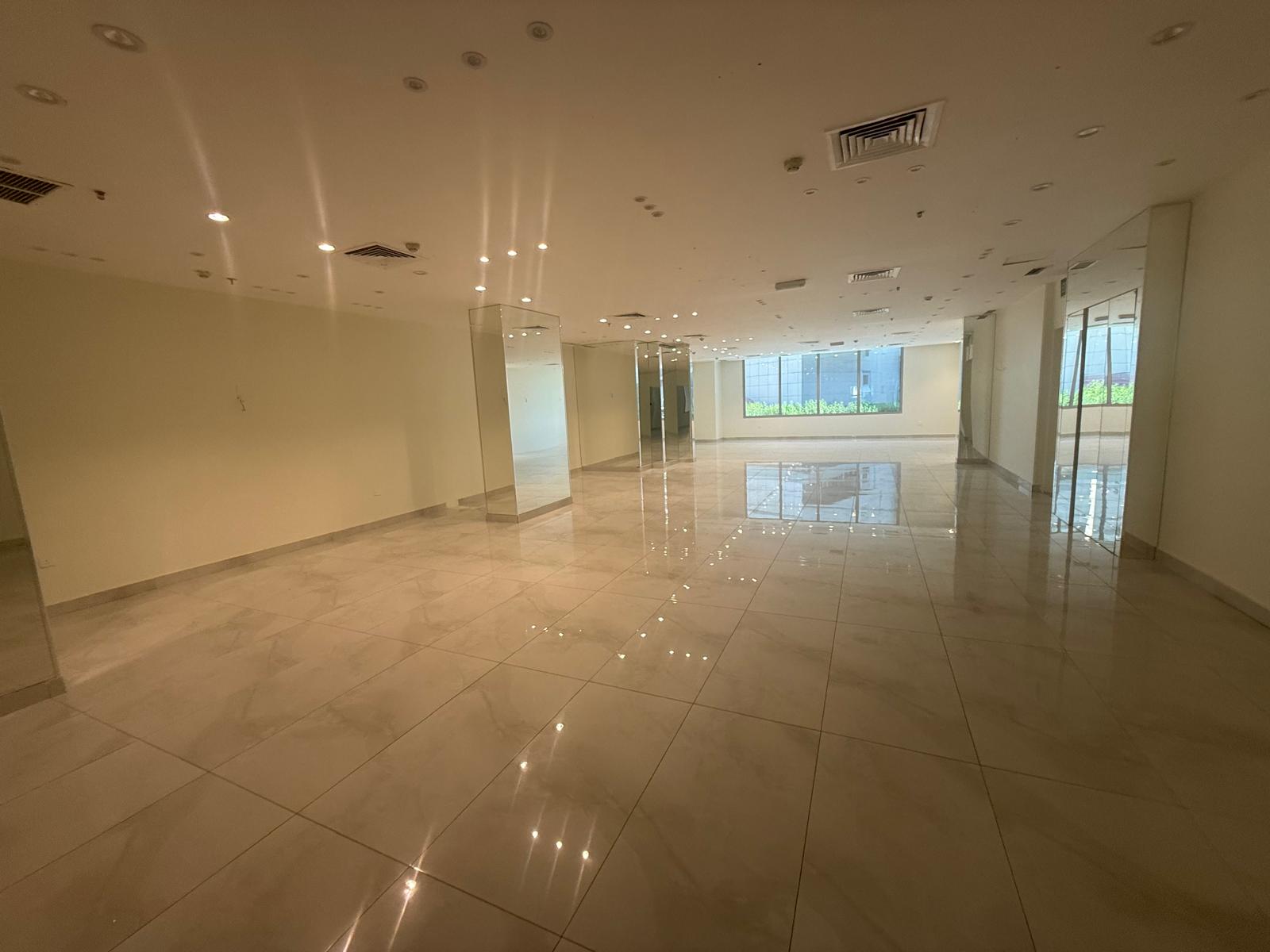 Se alquila local de 350 m² en Sharq. 
