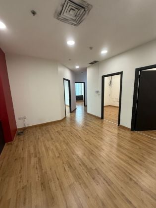 À louer : un bureau dans le Sharq, demi-étage, surface de 90 ...