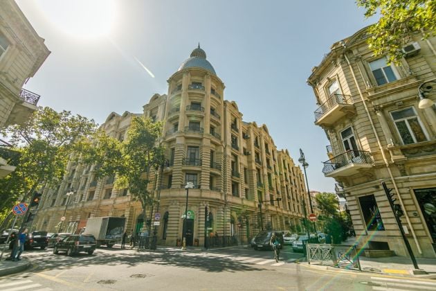 2 bədroom modern apt in Sahil metro area opposite the Sea 