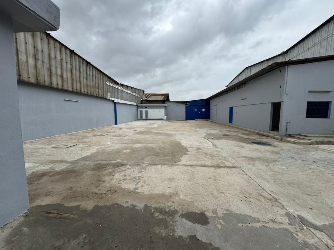 LOCATION ENTREPÔT 1200m2 KOUMASSI ZONE INDUSTRIELLE