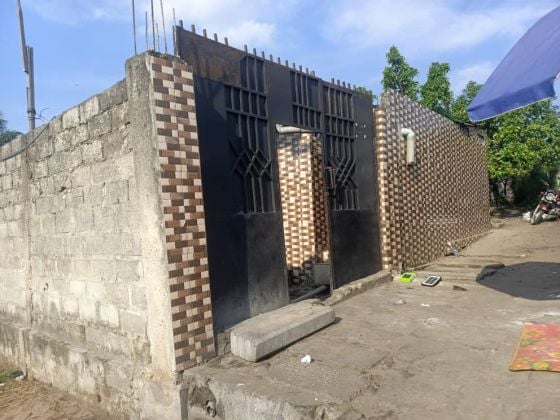 Parcelle avec trois maisons locatives à vendre à Kinkole, ...