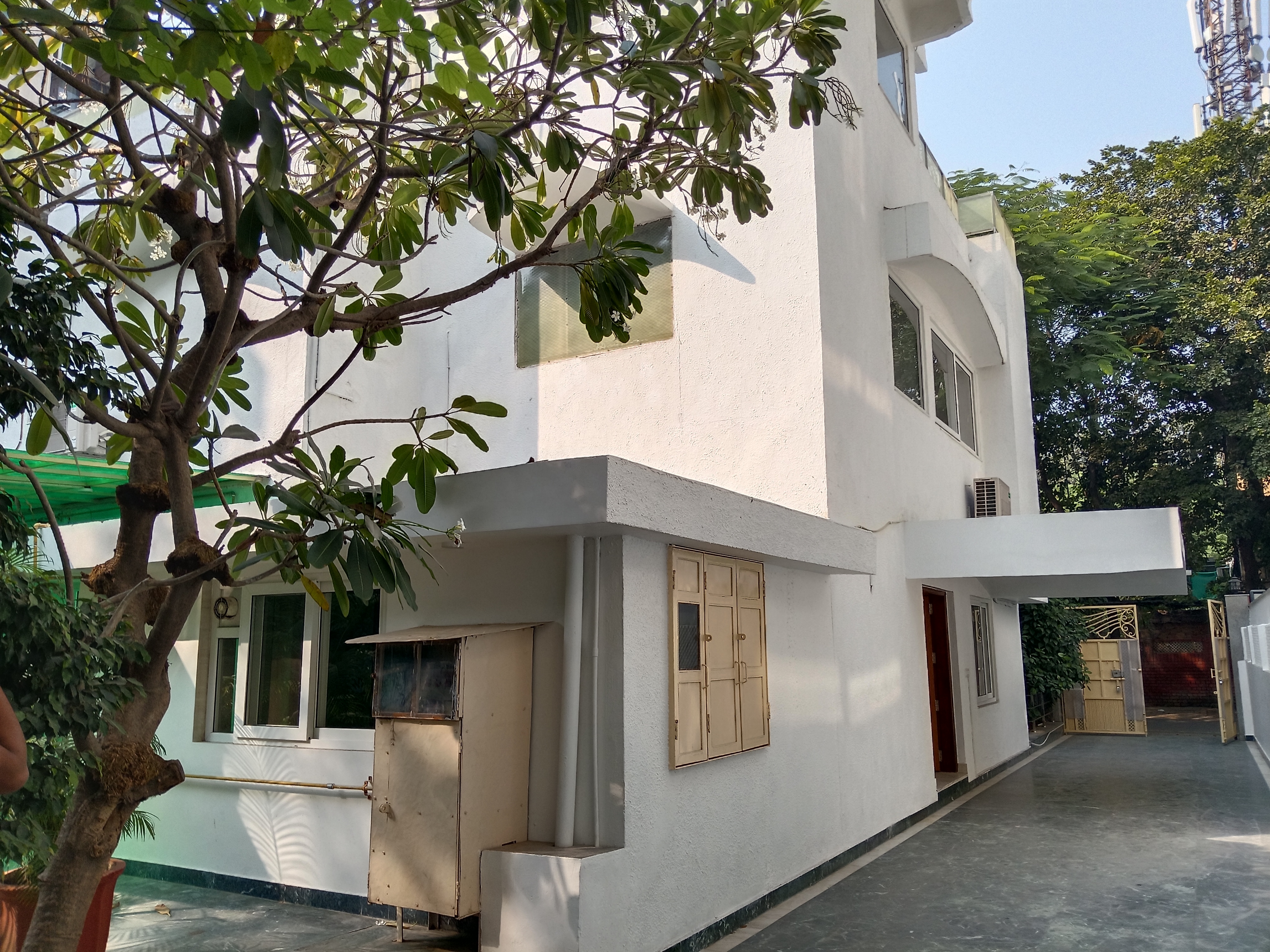 Casa independiente de 4 habitaciones, totalmente reformada y muy espaciosa, con jardín delantero y trasero, disponible para alquilar en Vasant Vihar, al sur de Delhi, cerca de Chanakyapuri y del aeropuerto Indira Gandhi.