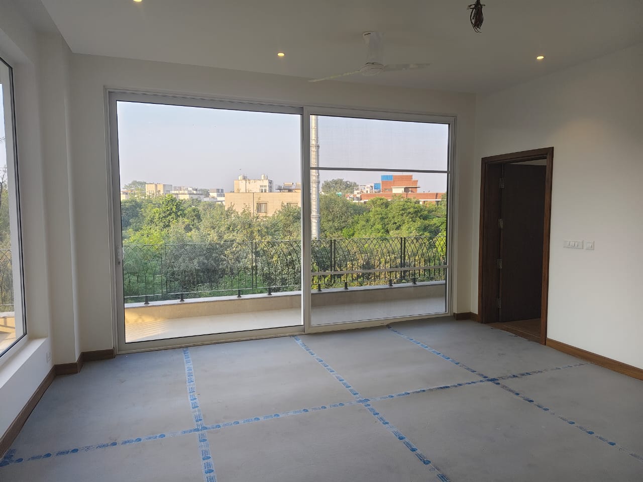 Apartamento nuevo, moderno y espacioso de 4 habitaciones en el tercer piso disponible para alquilar en Shanti Niketan, al sur de Delhi, cerca de Chanakyapuri y el aeropuerto Indira Gandhi.