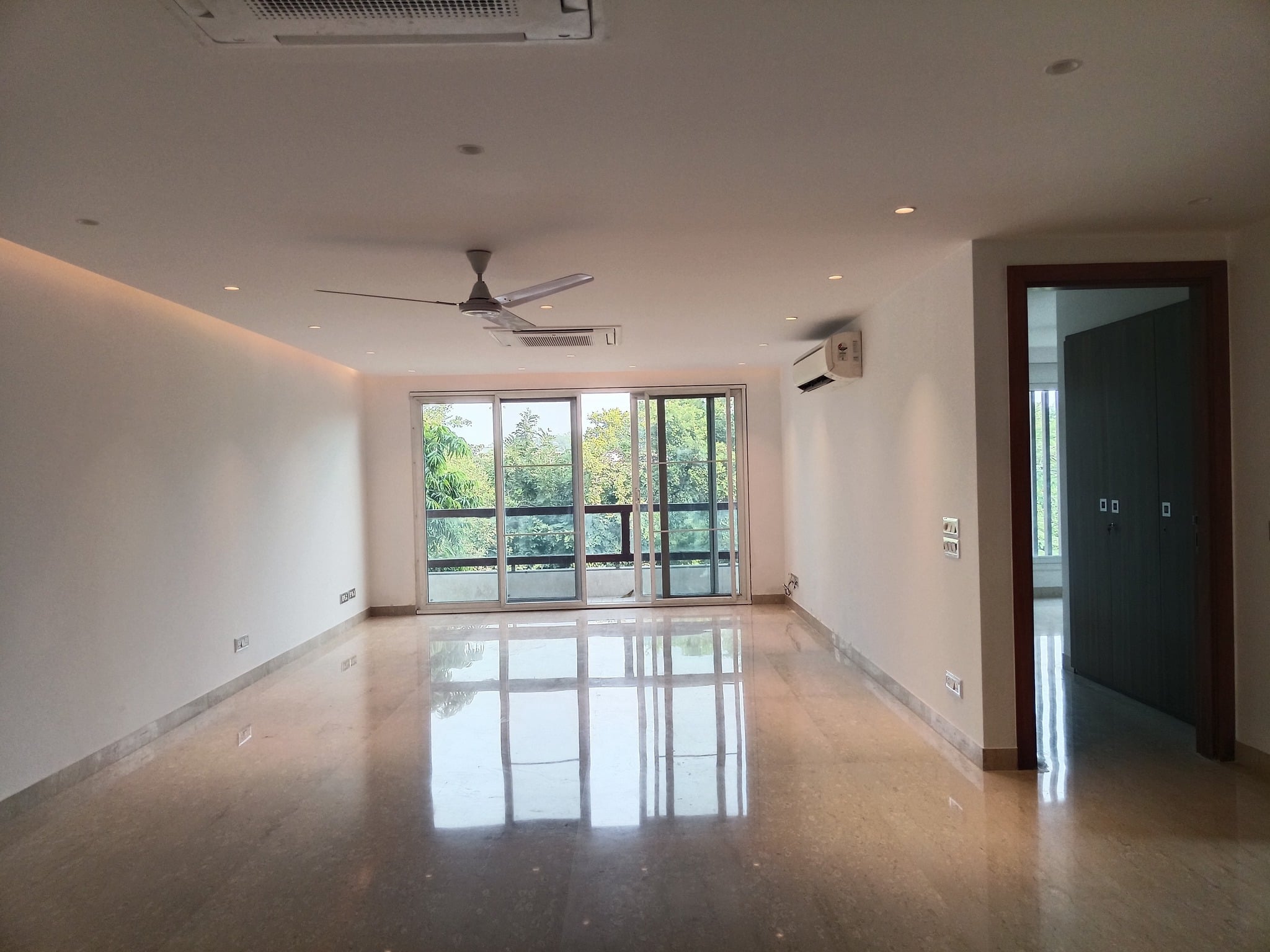 Moderno y espacioso piso de 4 habitaciones en la tercera planta con terraza disponible para alquilar en Vasant Vihar, al sur de Delhi.