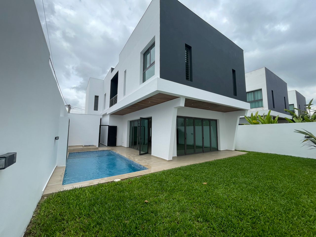 Alquiler de villa dúplex de 7 habitaciones - Riviera 4, Cité Verdoyante. 