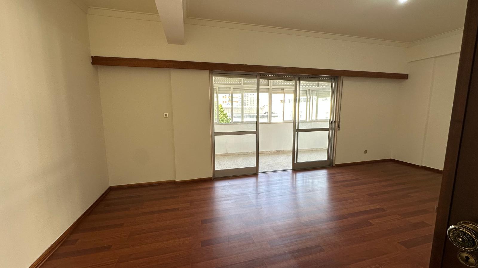 Appartement Moderne de 2 Chambres avec Garage – Areeiro, Lisbonne