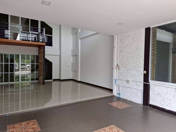 Commercial buildings Three-storey 35,000 baht For rent Najomtien, Have ...