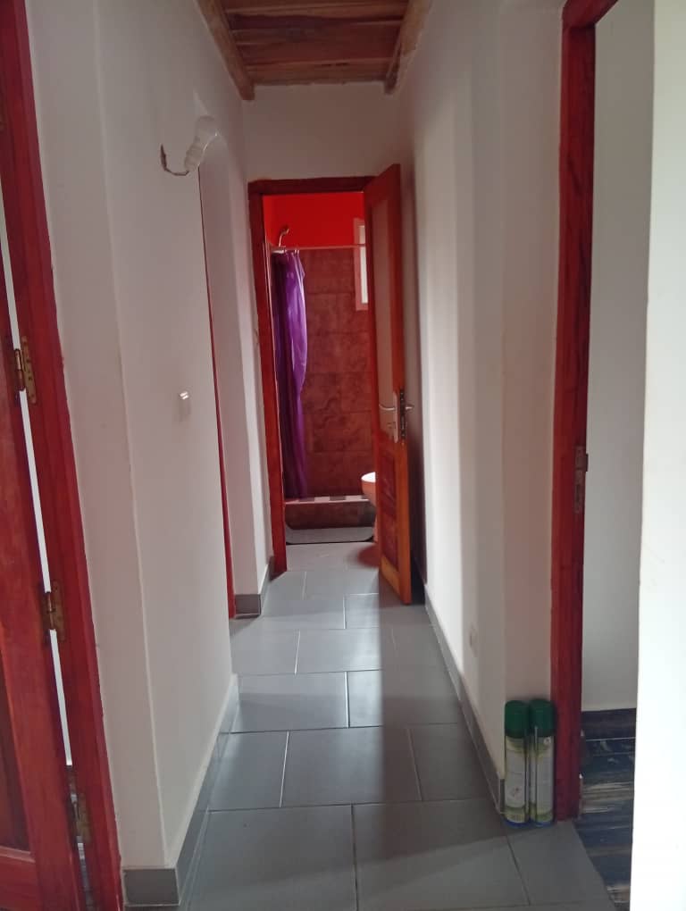 Maison meublée, voiture et terrain à vendre 