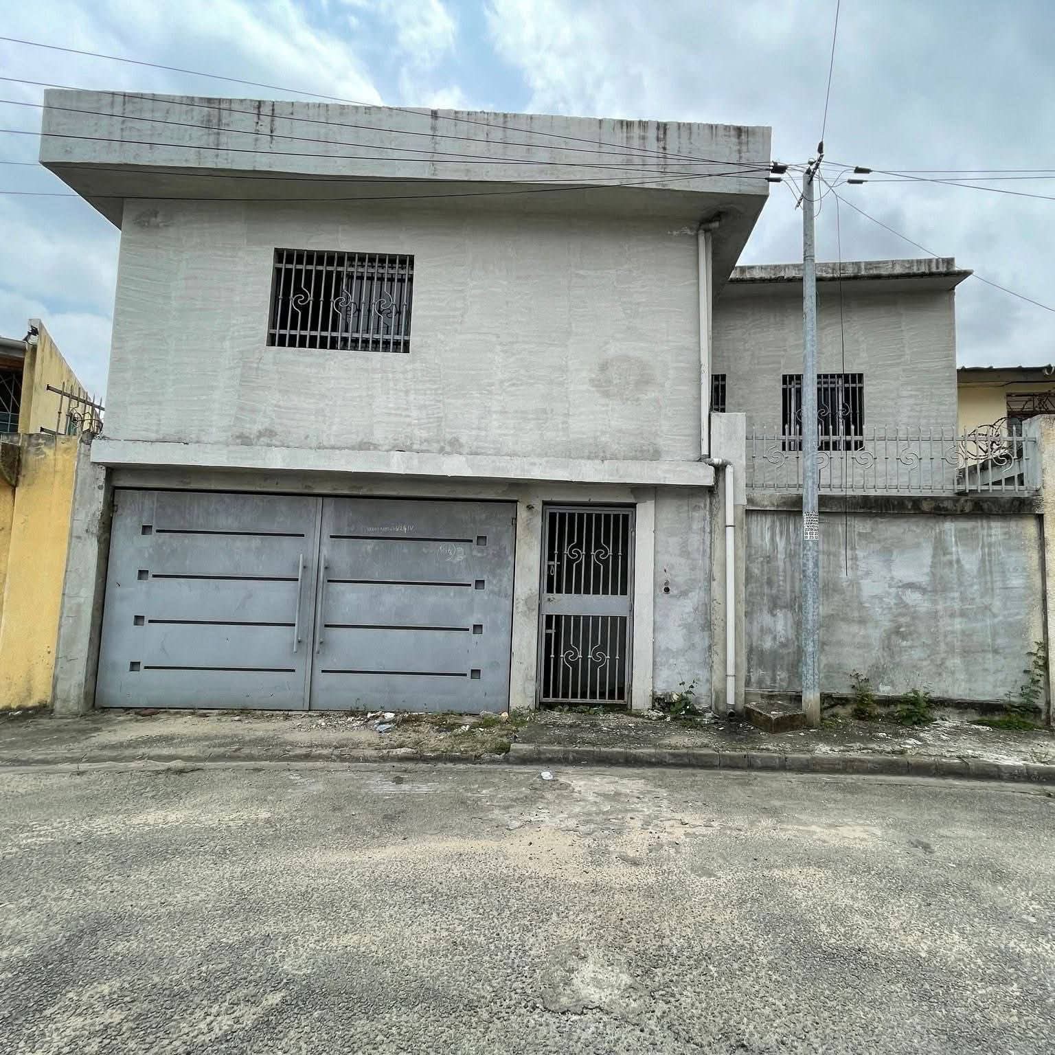 Vente d'une villa duplex de 7 pièces en gros oeuvres a Cocody Riviera 3 non loin de l'église catholique bon pasteur