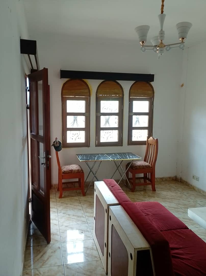 Yaoundé 7 - Se alquila piso moderno de 2 habitaciones 