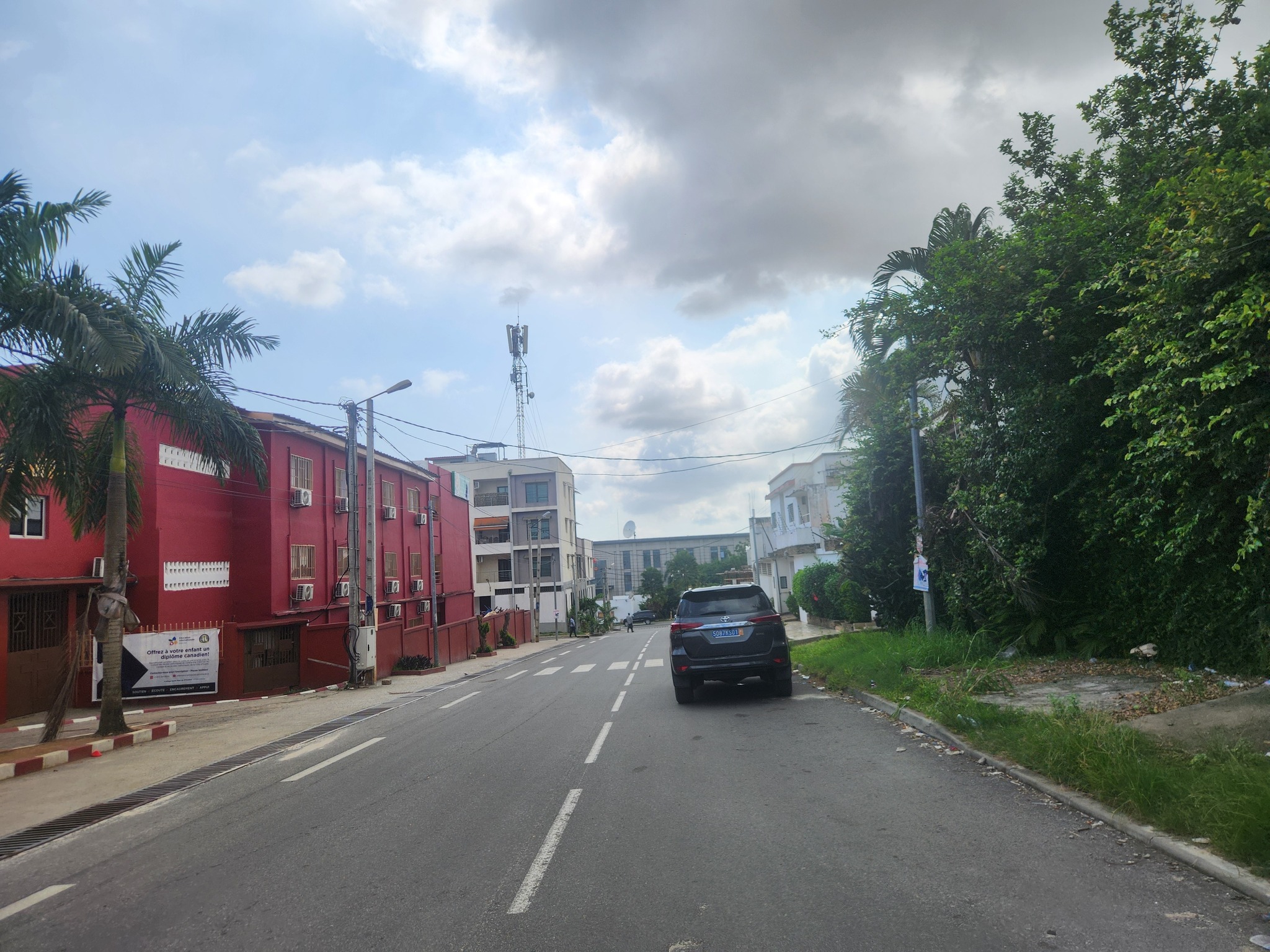 Cocody Riviera4 m'badon Rue face ambassade de Chine vente site 500m2