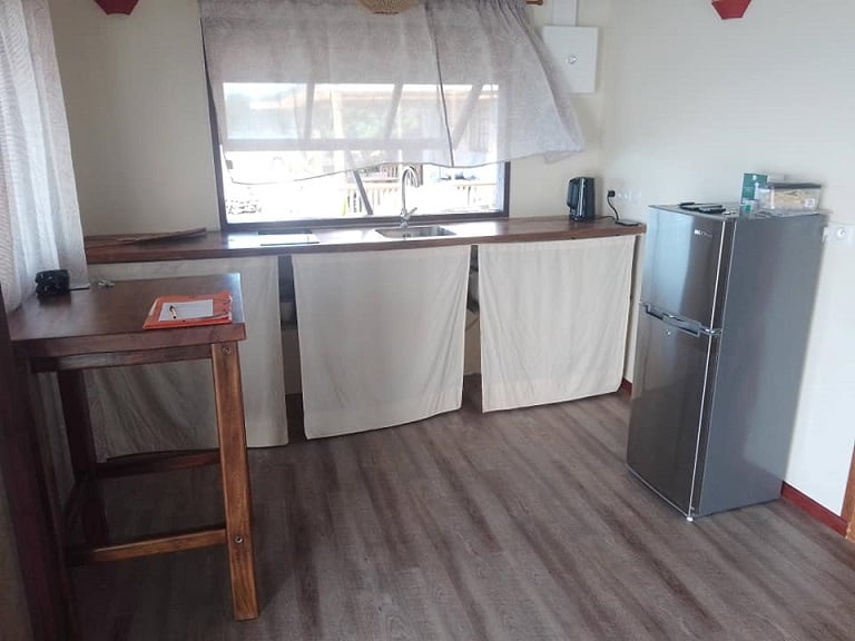 Moorea. Loue petit Fare 1 chambre à Haumi. Coté mer avec accès mer. Libre le 1er Décembre 2025.