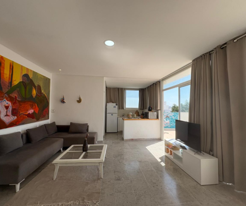 Se alquila bonito apartamento amueblado con amplia terraza privada.