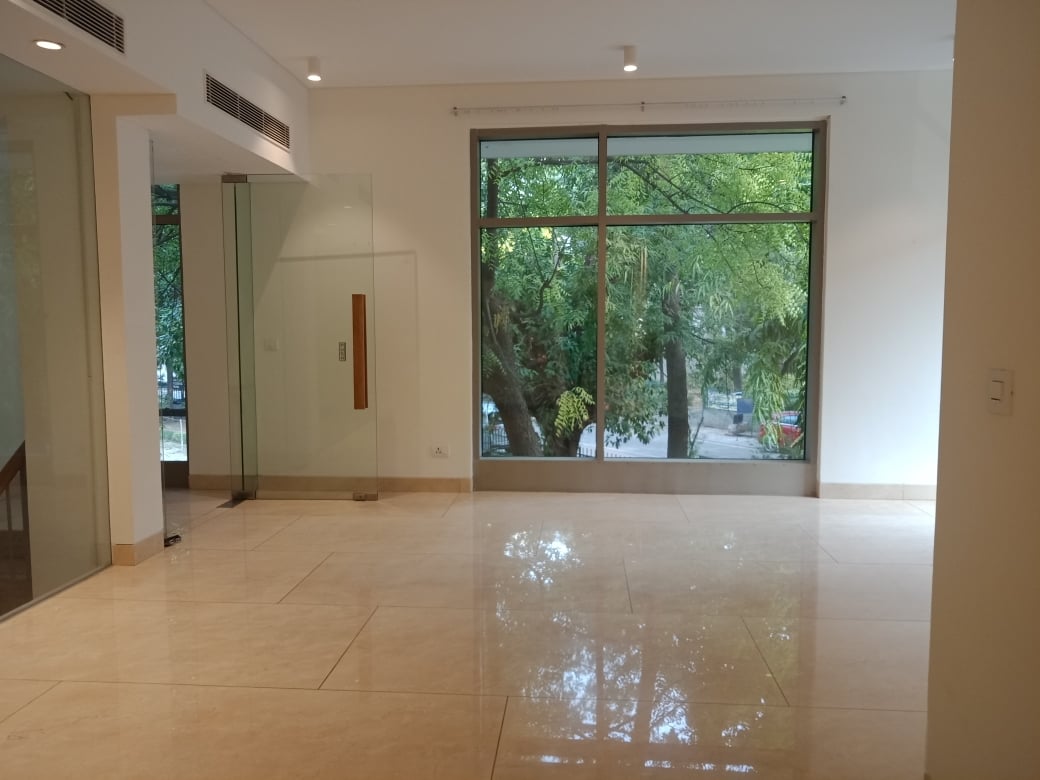 Moderno y espacioso dúplex de 4 habitaciones en planta baja y sótano disponible para alquilar en una zona exclusiva de Westend Colony, al sur de Delhi, cerca de Chanakya Puri y el aeropuerto Indira Gandhi.