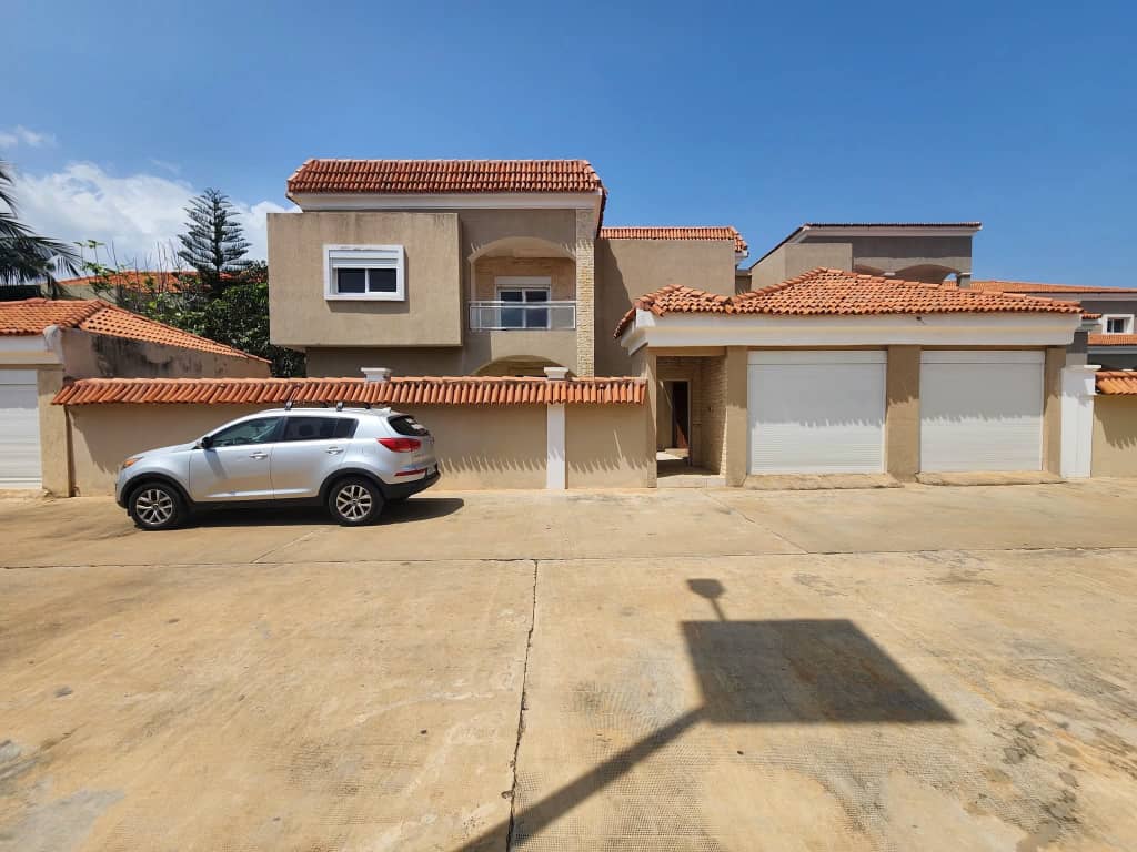 Beautiful duplex villa built on 600m², well located in Lomé, BAGUIDA district in the Baie des Anges neighborhood.