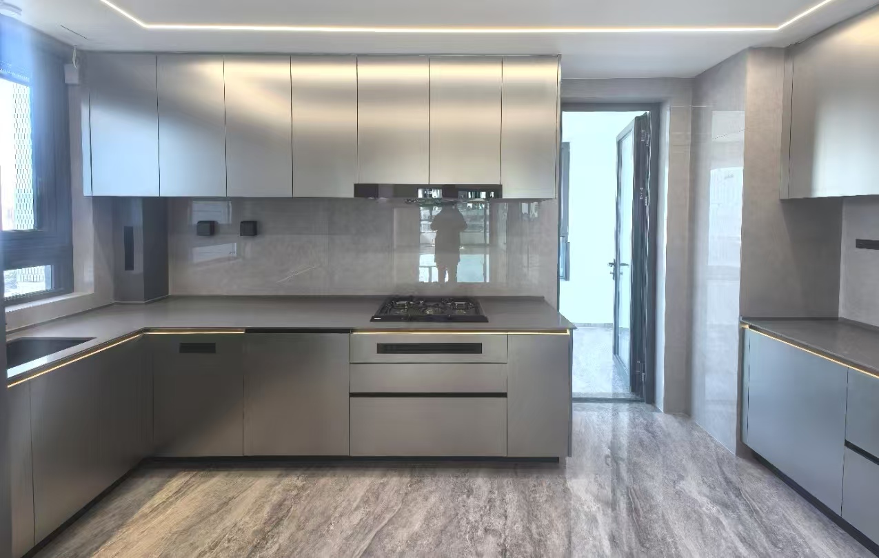 Brand new apt with 4 rooms,bright and modern,with gym and outdoor pool