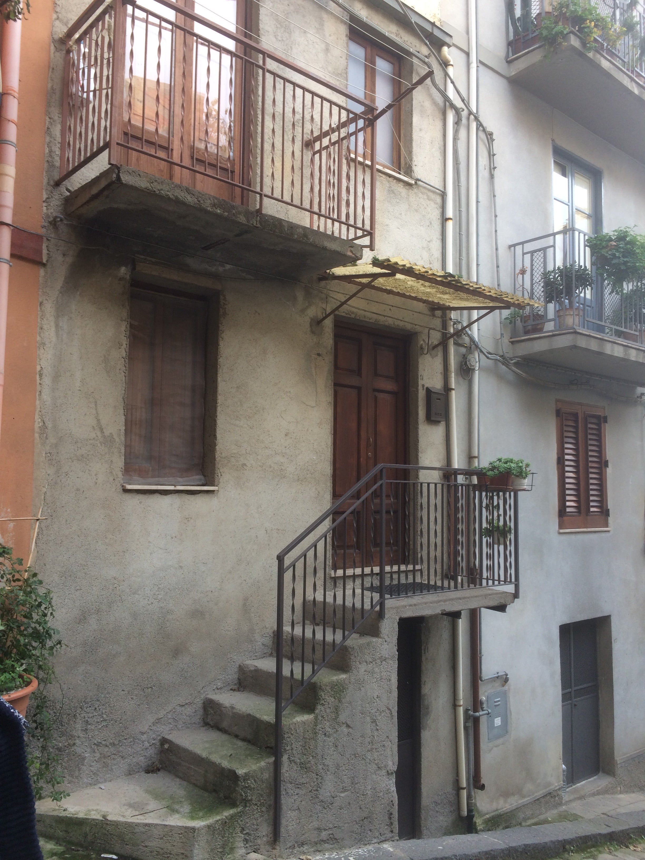 CASA INDIPENDENTE CON TAVERNETTA SITUATA NEL CENTRO STORICO. 