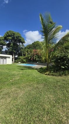 Single-storey villa available in Piton