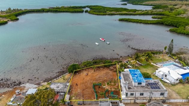 FOR SALE - PLOT OF LAND (NEAR THE SEA) - POUDRE D'OR HAMLET 