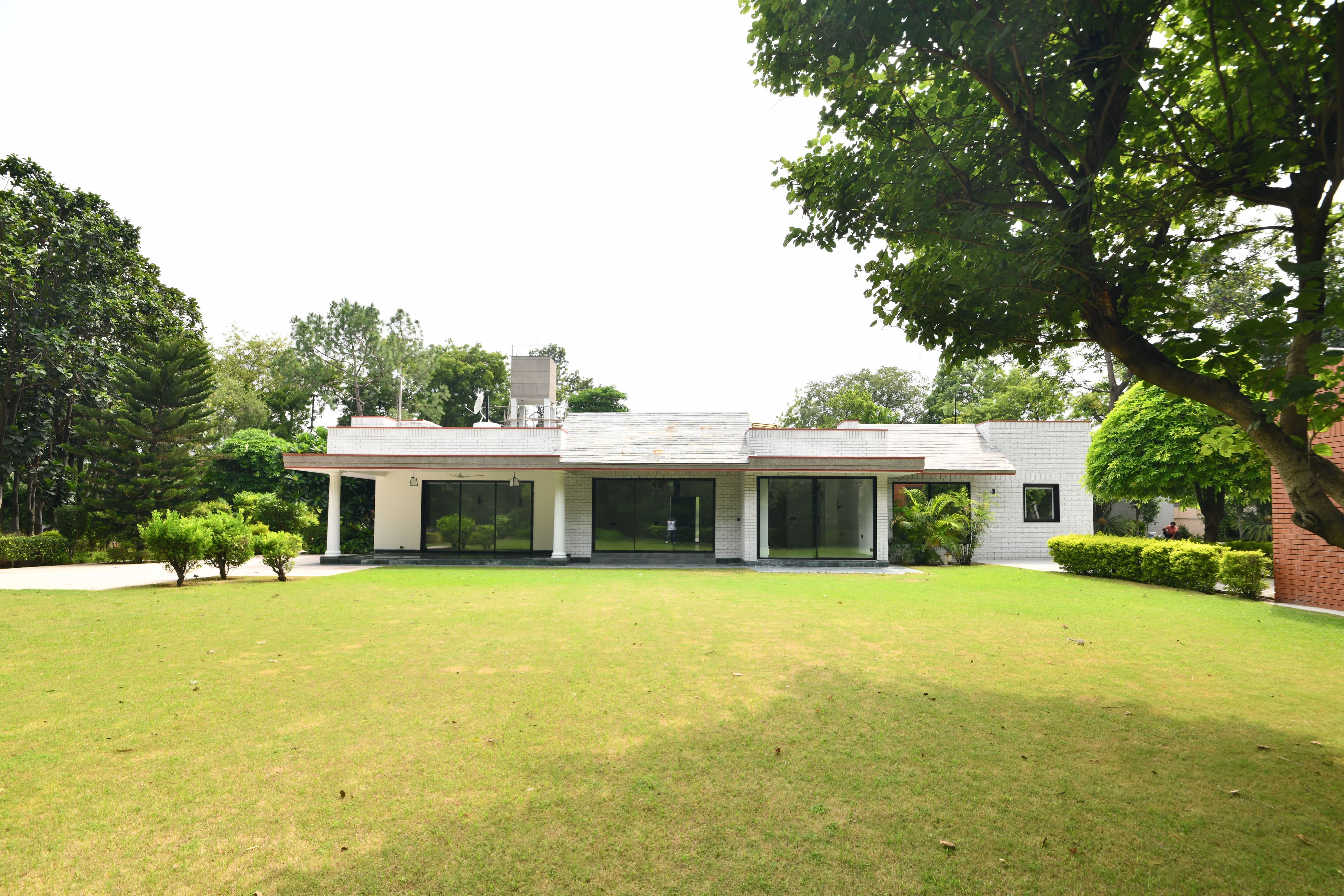 CASA DE CAMPO NUEVA, LUJOSA Y ESPACIOSA DE 2.5 ACRES CON PISCINA DISPONIBLE PARA ALQUILAR EN VASANT KUNJ (SUR DE DELHI)