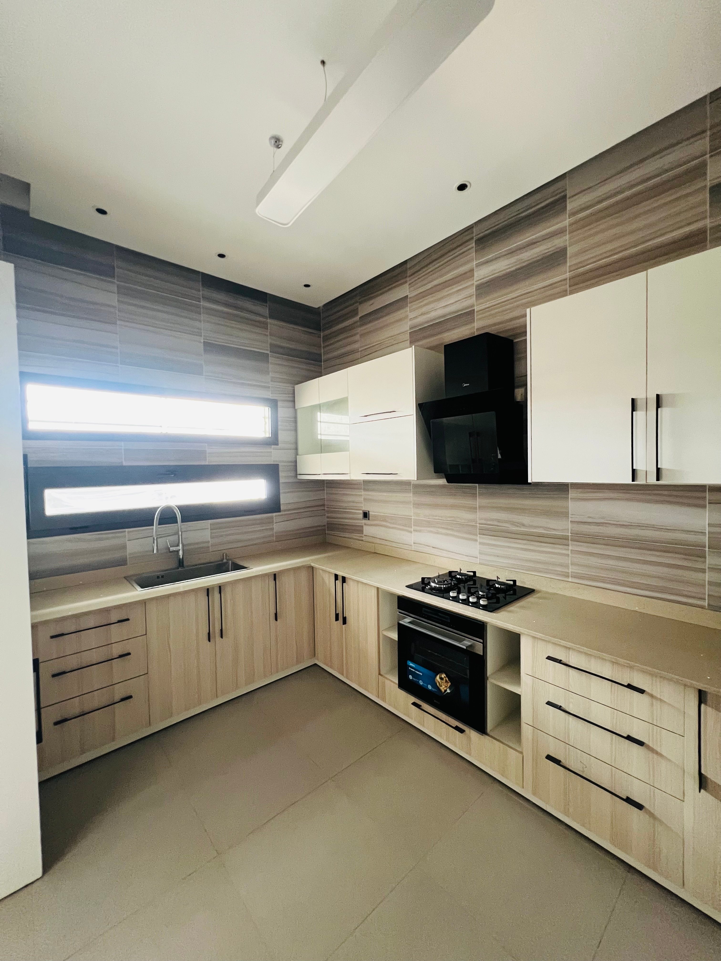 MISE EN VENTE D'UN TRIPLEX HAUT STANDING DE 07 PIÈCES À ANGRE GESTOCI