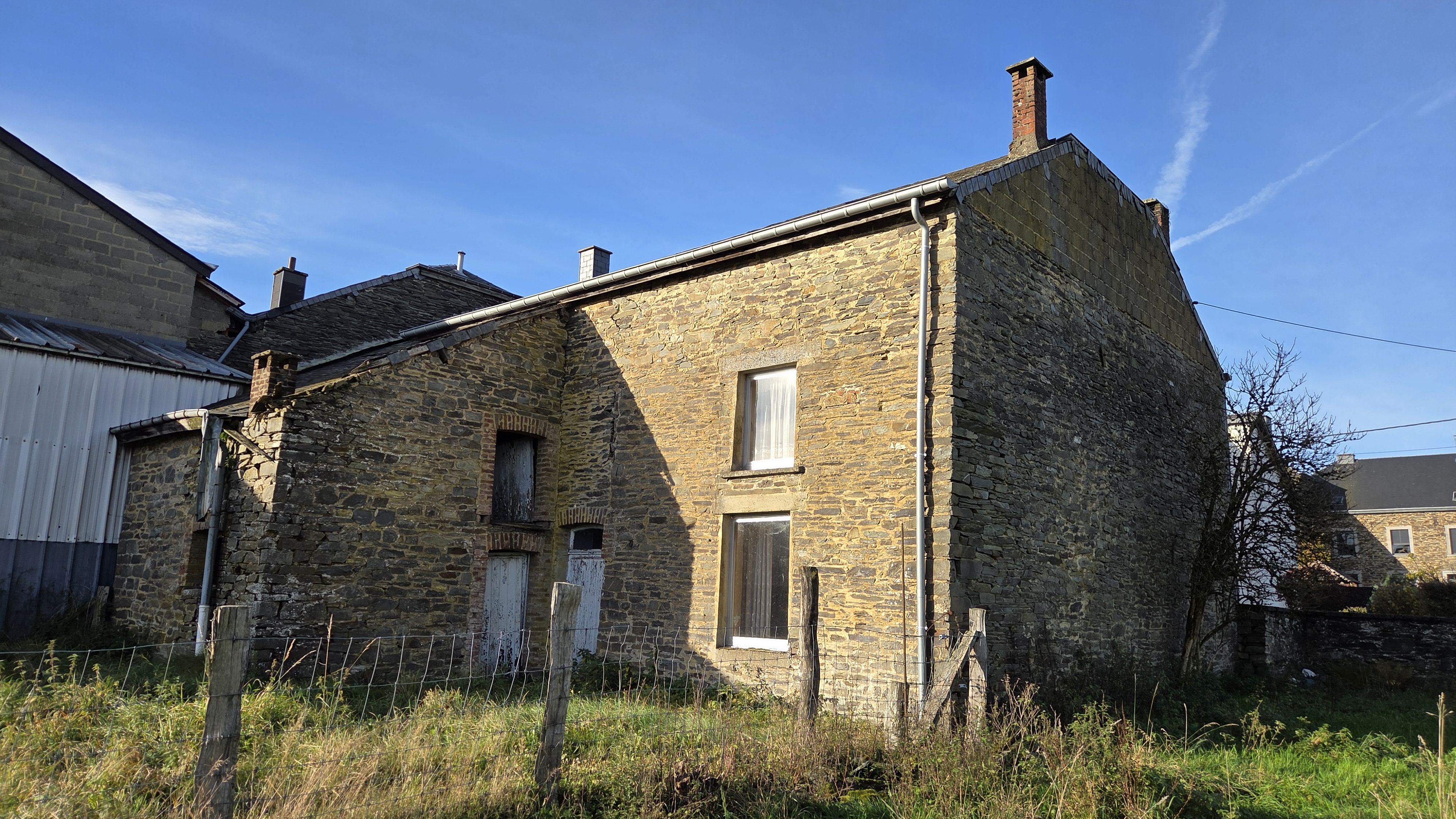 FAYS-LES-VENEURS : Maison en pierre à rénover avec grange et jardin, 3a 40ca, …