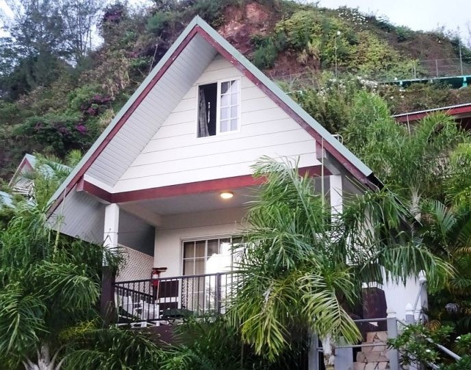 Moorea. Loue Fare 1 chambre à Tiahura. Coté montagne , avec accès mer.