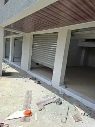 Cocody angre djorogobite 1 en bordure de voie location 8 magasins.