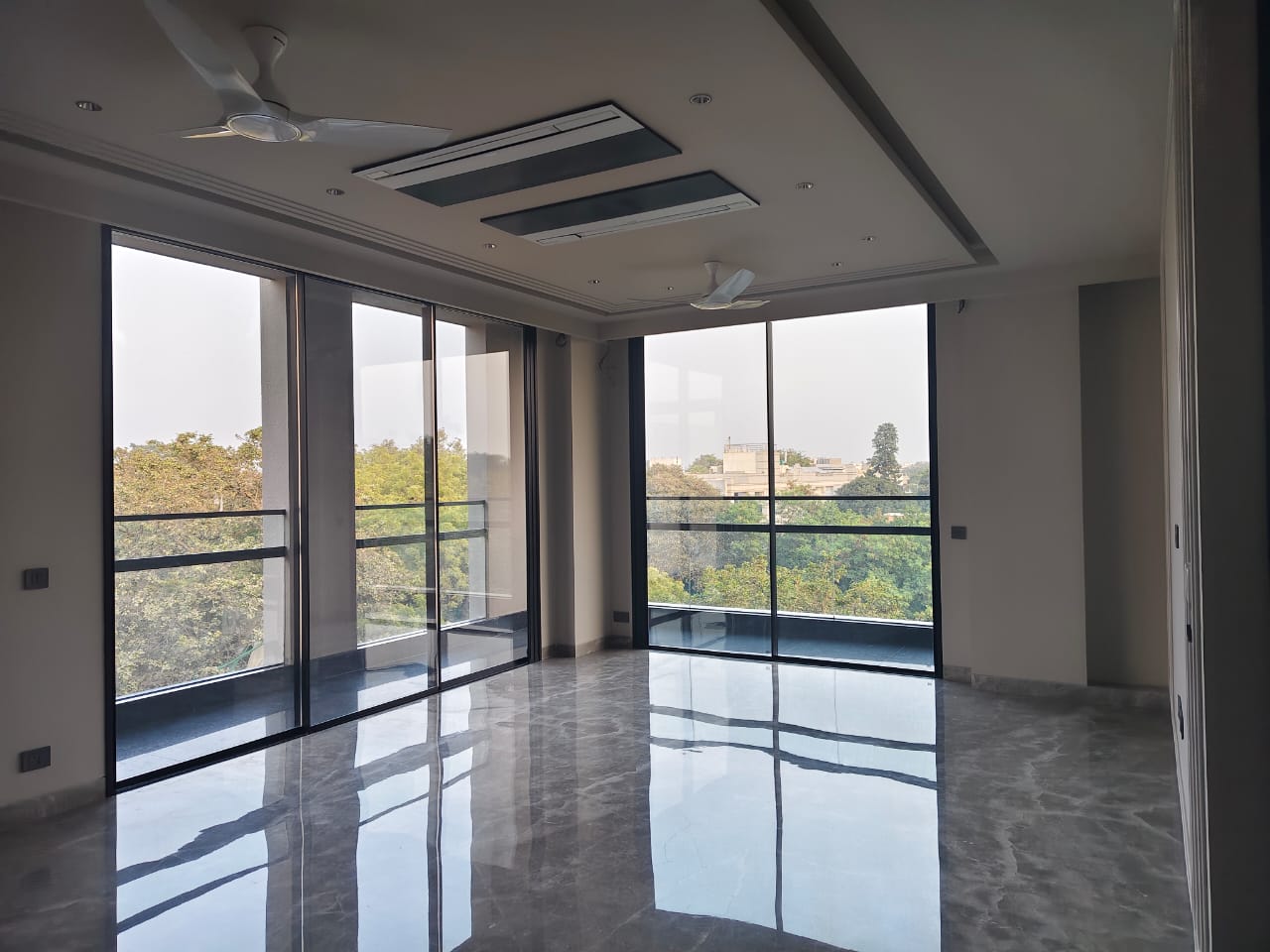 NUEVO, MODERNO Y ESPACIOSO APARTAMENTO DE 4 HABITACIONES EN EL TERCER PISO CON TERRAZA EXCLUSIVA, PISCINA, ASCENSOR INDEPENDIENTE Y ENTRADA PARA VEHÍCULOS DISPONIBLE PARA ALQUILER EN EL ÁREA DE DESARROLLO SAFDARJUNG (SDA) - SUR DE DELHI