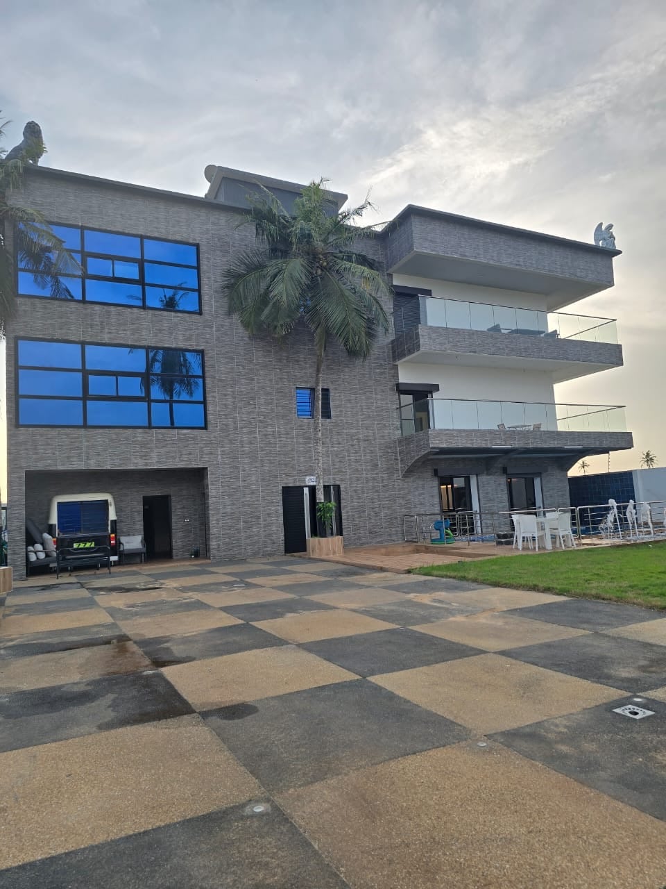 MISE EN VENTE D'UN TRIPEX HAUT STANDING DE 09 PIÈCES BÂTIE SUR UNE SUPERFICIE DE 1200 m2 DANS LA ZONE DE PORT BOUET