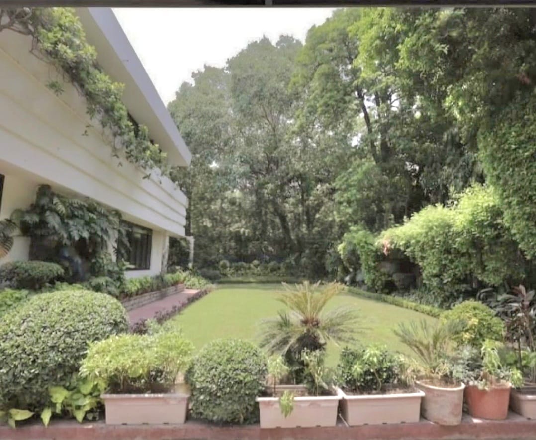 Piso bajo de 4 habitaciones, totalmente renovado y muy espacioso, con jardín, disponible para alquiler en Jor Bagh, en el centro de Delhi, cerca del jardín Lodhi y del mercado Khan.