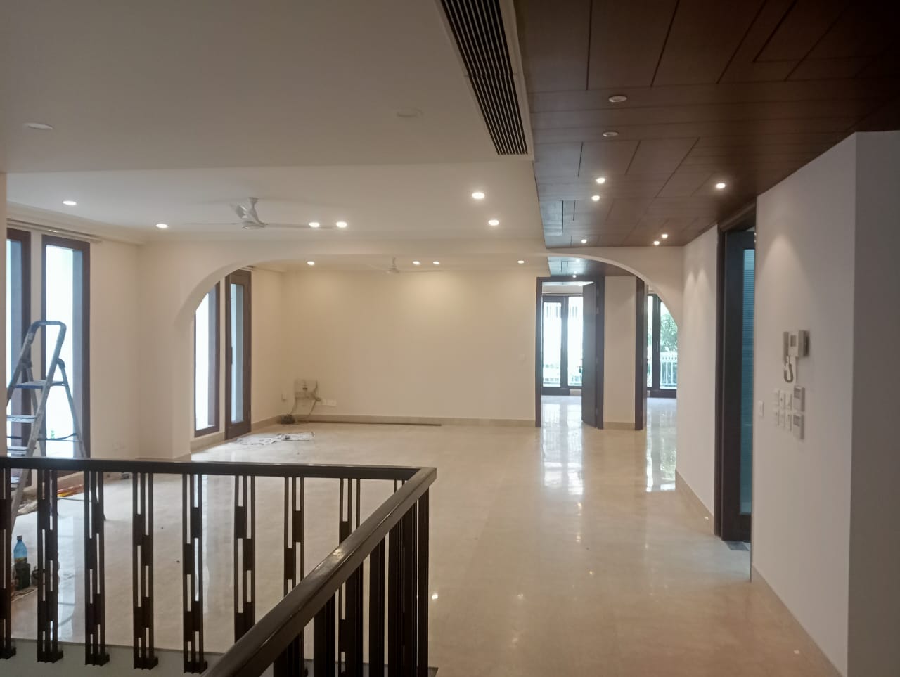 MODERNO Y SÚPER ESPACIOSO DÚPLEX DE 4 HAB. EN PLANTA BAJA Y SÓTANO DISPONIBLE PRONTO PARA ALQUILER EN UNA UBICACIÓN ELEGANTE DE ANAND NIKETAN... SUR DE DELHI.