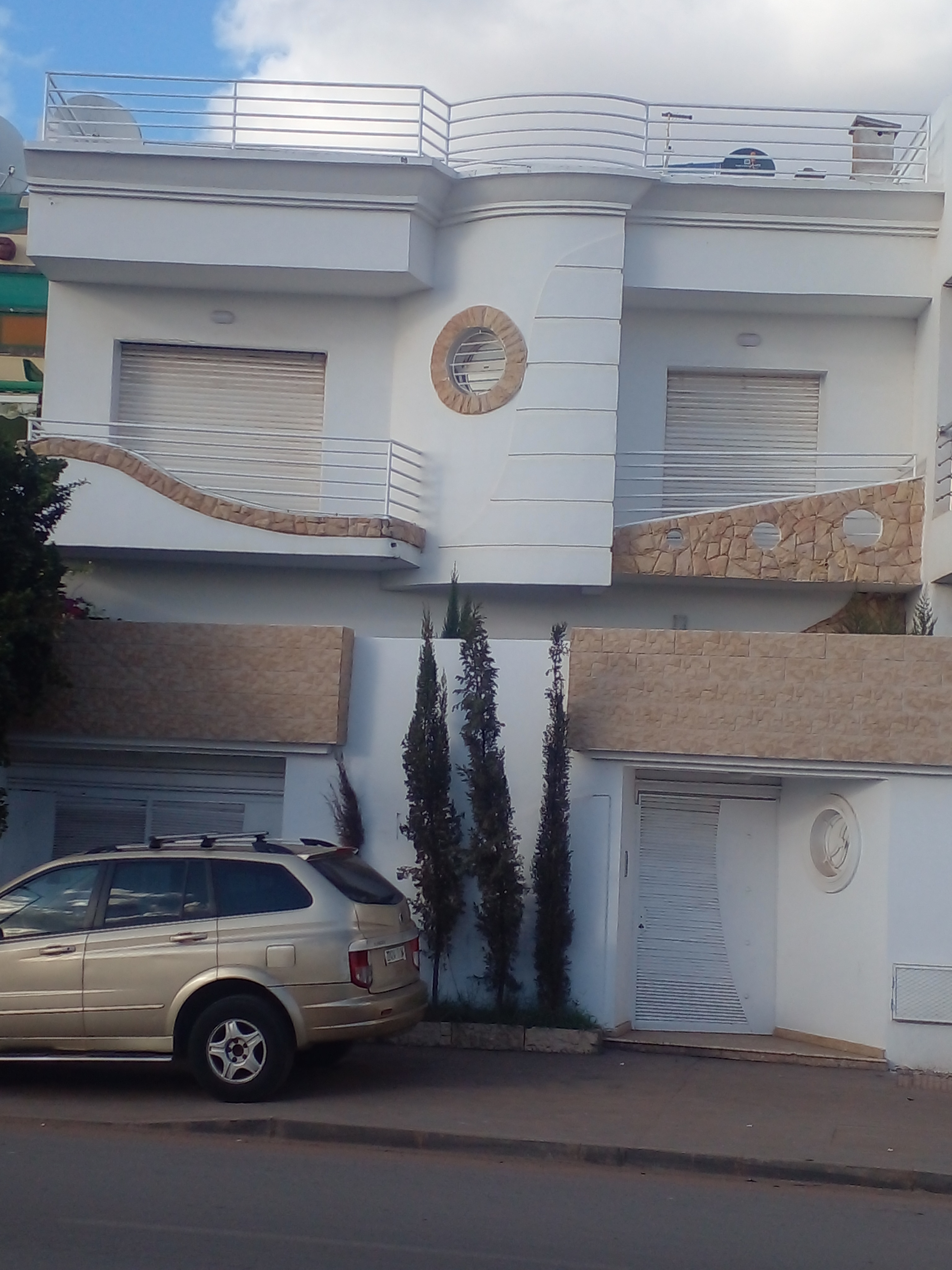 Villa de 320 m² en Sidi Maarouf — Frente a la carretera asfaltada, zona estratégica de uso mixto, potencial para un edificio comercial de 3 pisos, título de propiedad auténtico sin cargos ni obligaciones pendientes.